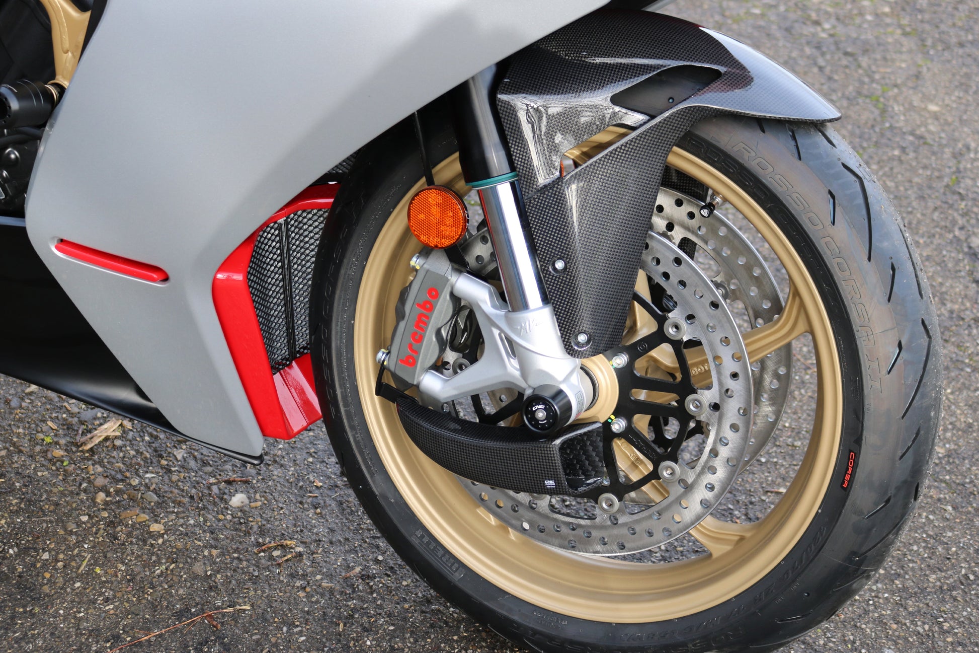 GP Remklauw koeling luchtgeleider set carbon Suzuki GSX-R1000 (2009-2011) glanzend carbon gemonteerd op MV Agusta ter voorbeeld