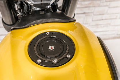 Kern met slot voor CNC Racing tankdop - Aprilia RSV1000 (2006-2010) zwart gemonteerd in zwarte tankdop