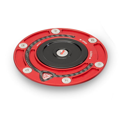 Kern met slot voor CNC Racing tankdop - Aprilia RSV1000 (2006-2010) zwart gemonteerd in zwarte tankdop op Scrambler ter voorbeeld