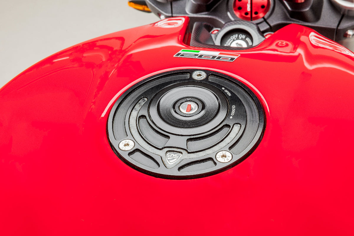 Kern met slot voor CNC Racing tankdop - Aprilia Tuono (2006-2010) zwart gemonteerd in rode tankdop