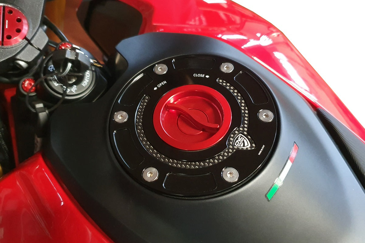 Snelsluiter kern voor CNC Racing tankdop Aprilia Scarabeo 500 (2005-2010) rood gemonteerd in zwarte tankdop detailfoto