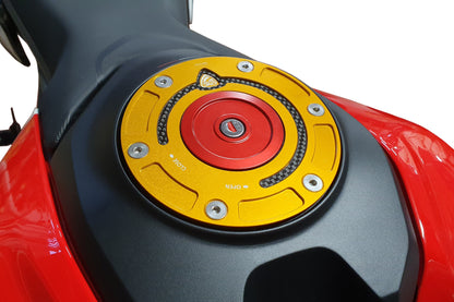 Carbon tankdop buitenrand Ducati Multistrada V4 Pikes Peak (2022+) gemonteerd in goud met rode kern