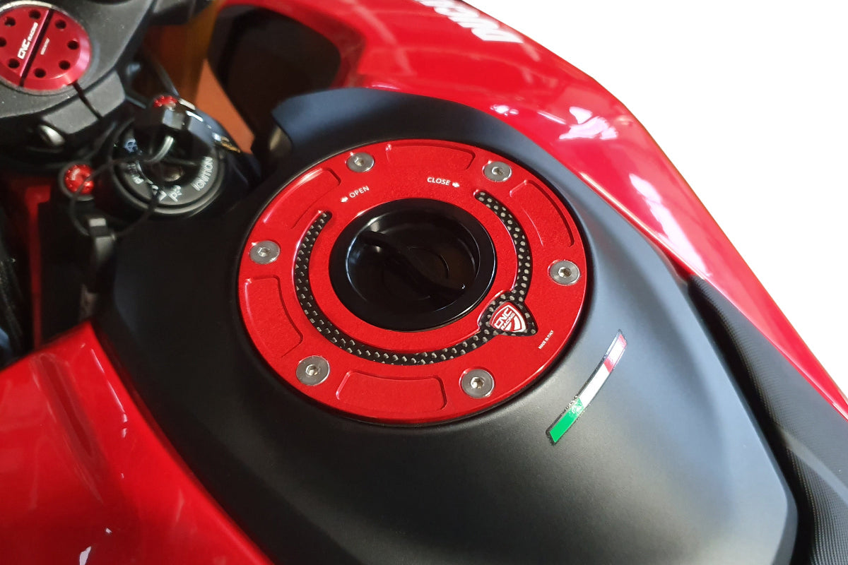 Carbon tankdop buitenrand Ducati Panigale V2S (2025+) gemonteerd in rood met zwarte kern