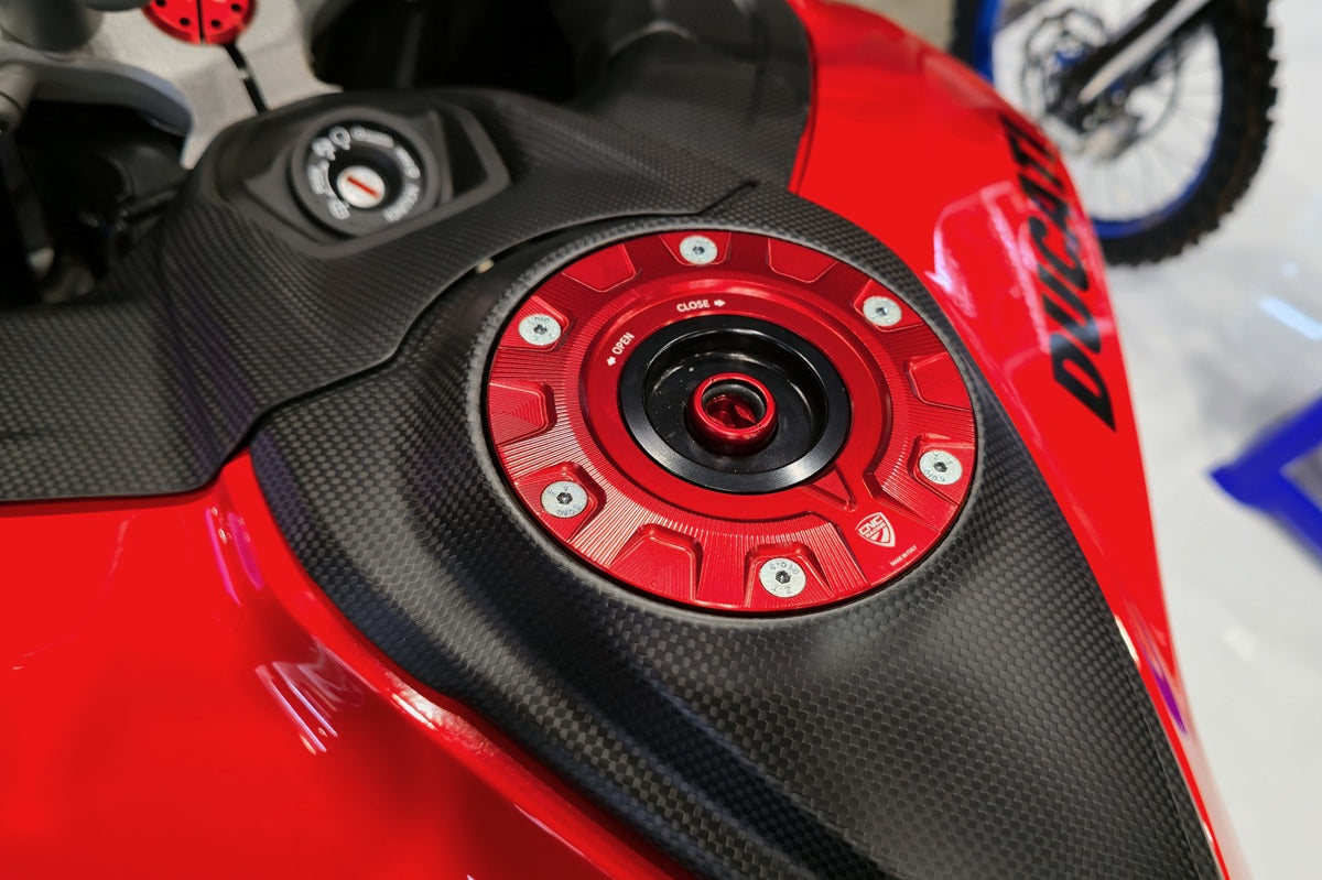 Fast Key kern voor CNC Racing tankdop Aprilia Shiver SL 750 (2017) zwart-rood gemonteerd in rode tankdop