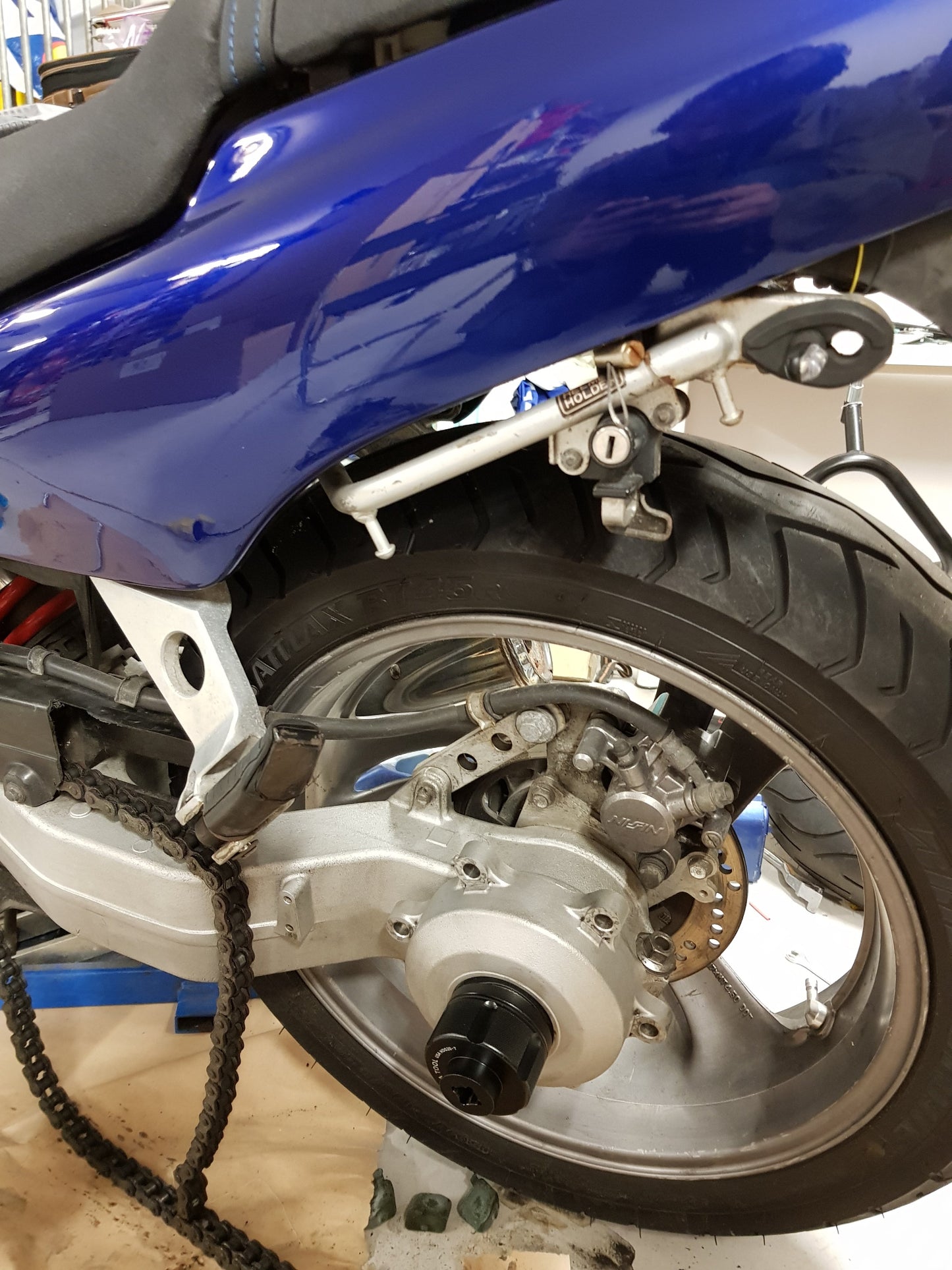 Verwijderen van de tandwieldrager op de achterbrug van de Honda NT650 Hawk GT