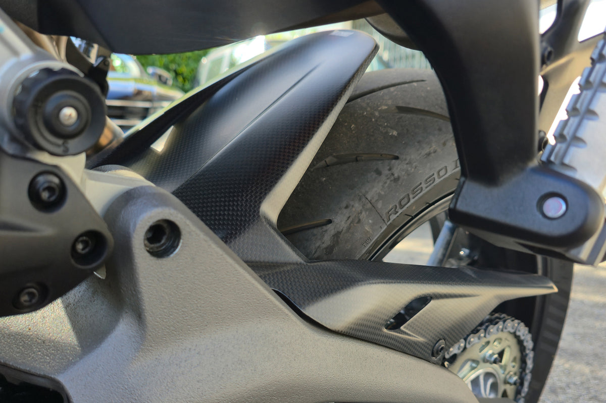 Foto van gemonteerd CNC Racing ZA222Y mat carbon achterspatbord Streetfighter V2 en Monster V2