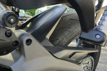 Foto van gemonteerd CNC Racing ZA222Y mat carbon achterspatbord Streetfighter V2 en Monster V2