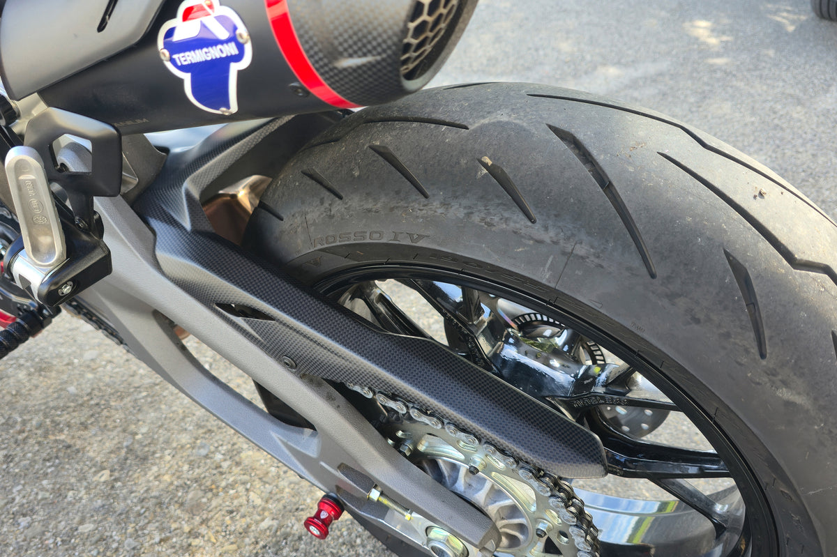 Detail links achter van CNC Racing ZA222Y mat carbon achterspatbord Streetfighter V2 en Monster V2