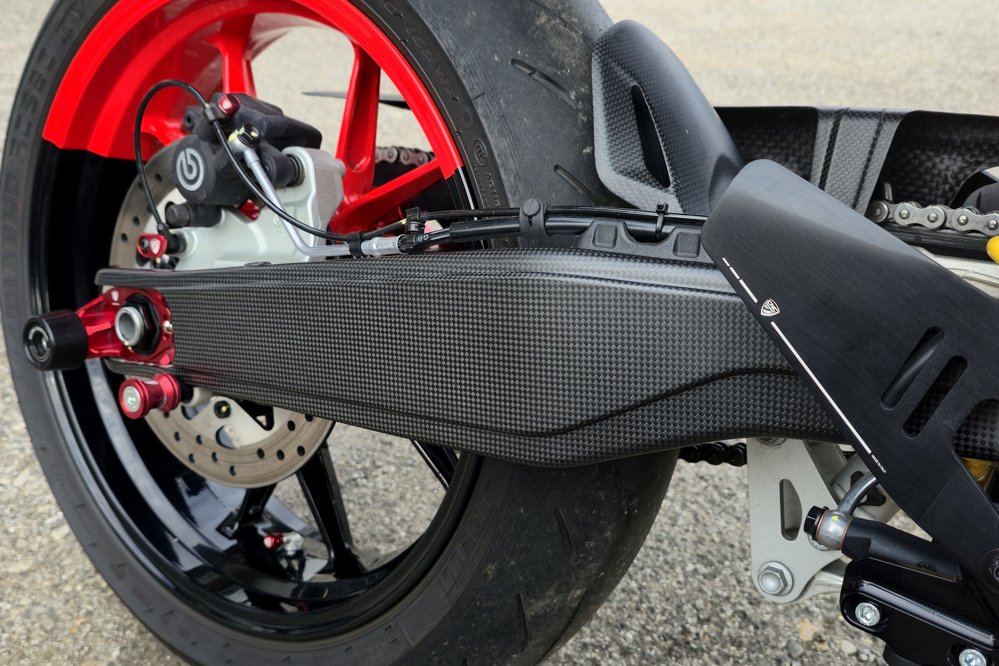Carbon achterbrugbeschermer rechts – gemonteerd op Ducati Hypermotard 698 Mono