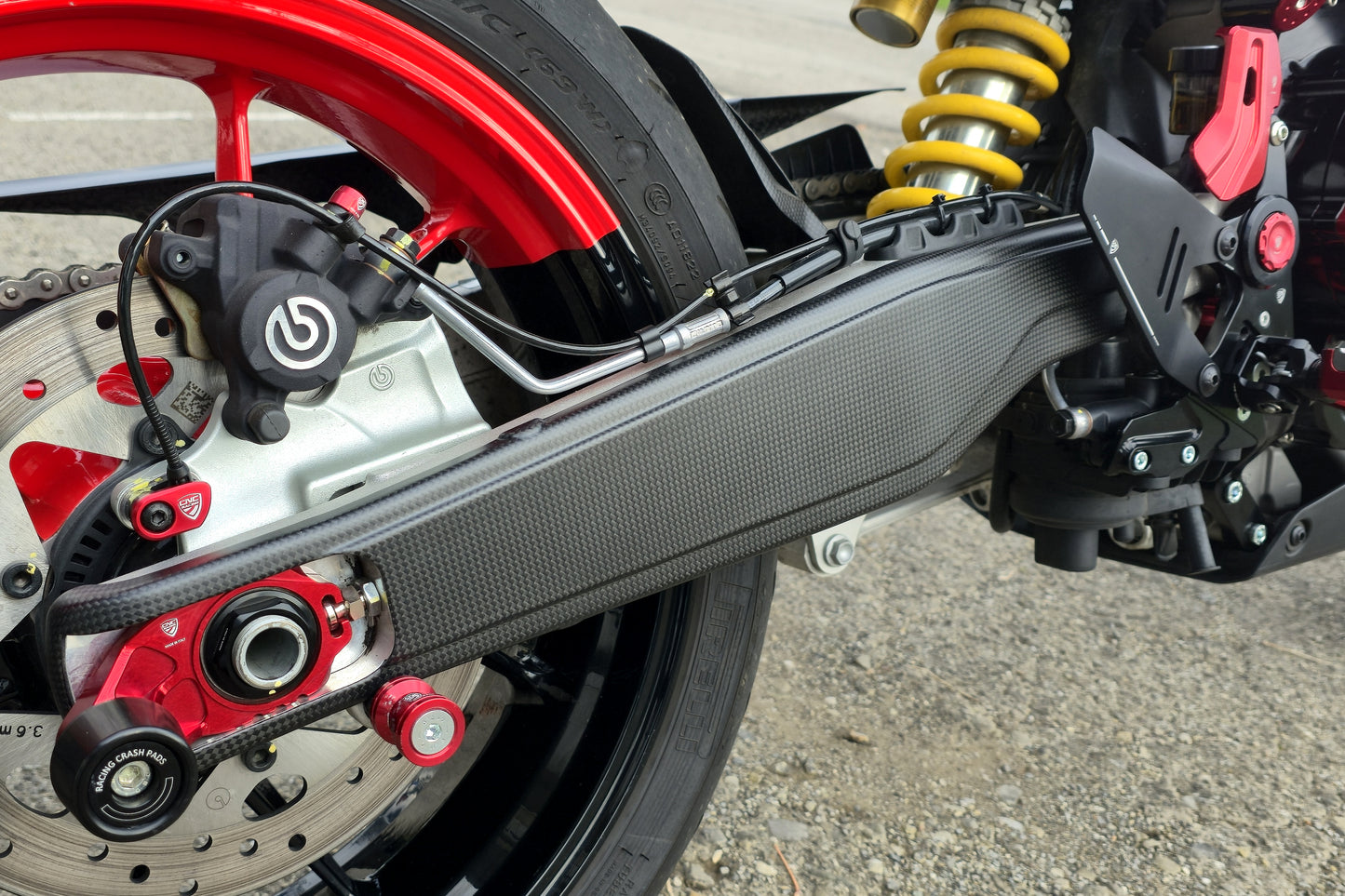 Rechter carbon achterbrugbeschermer – montagefoto Ducati Hypermotard 698 Mono