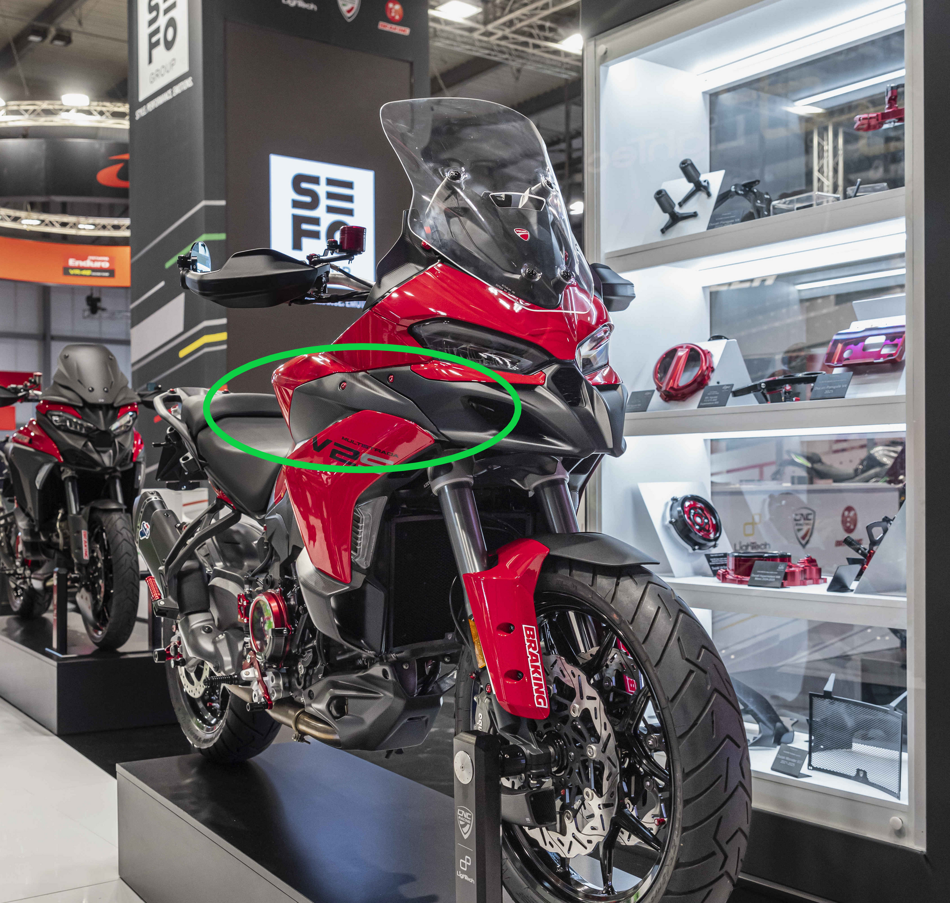 Zijpaneel luchtgeleider ZA384Y CNC Racing mat carbon voor Multistrada V2 en V2S 2025+ gemonteerd voorbeeld