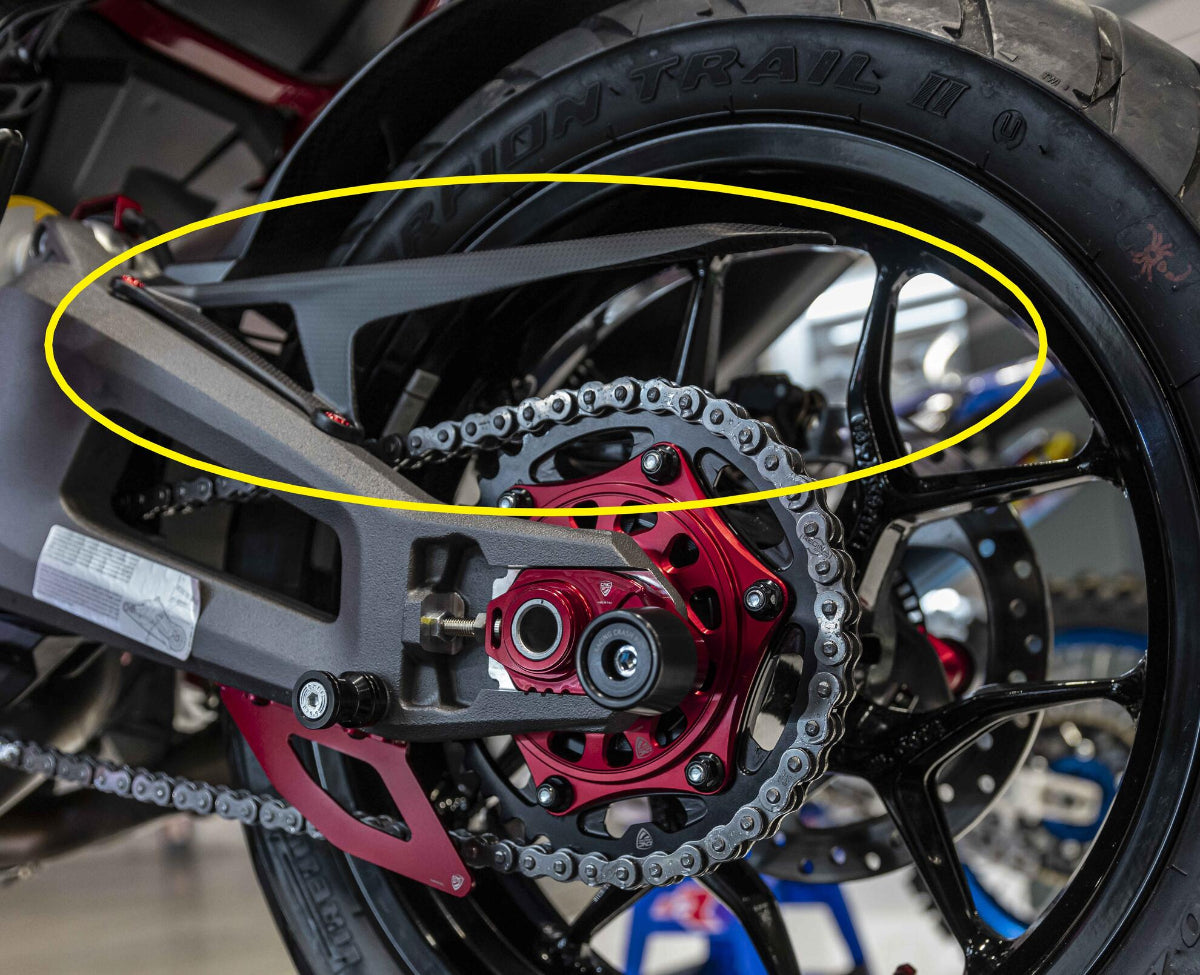 Carbon bovenste kettingbeschermer van CNC Racing gemonteerd op Ducati Multistrada V2 – detail van de achterbrug en ketting