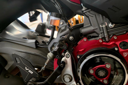 CNC Racing ZA450Y achterrempomp beschermer mat carbon gemonteerd zijaanzicht