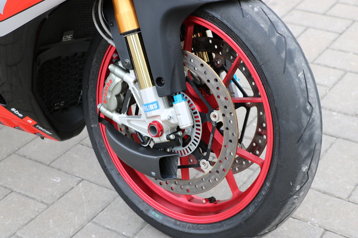 GP Remklauw koeling luchtgeleider set carbon Ducati Hypermotard 1100S (2007-2009) mat carbon gemonteerd op Aprilia Tuono V4 ter voorbeeld