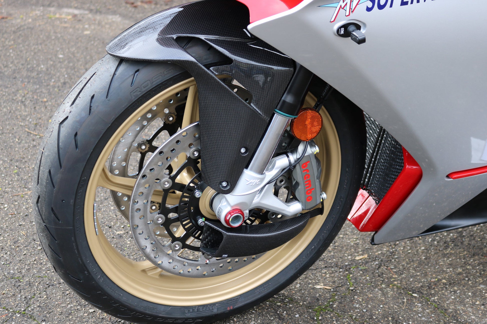 GP Remklauw koeling luchtgeleider set carbon Aprilia Shiver SL 750 (2017) glanzend carbon gemonteerd op MV Agusta ter voorbeeld