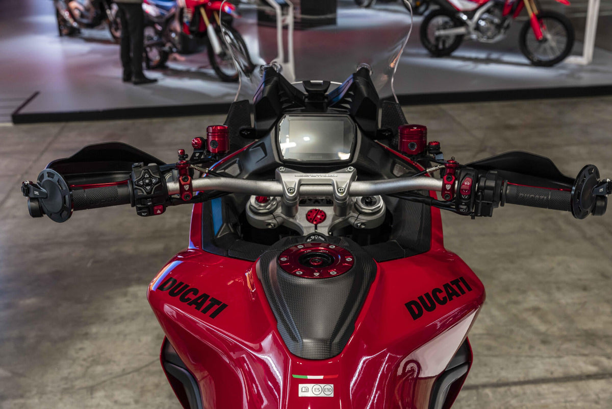 Tankcover mat carbon gemonteerd achteraanzicht Ducati Multistrada V2 2025+