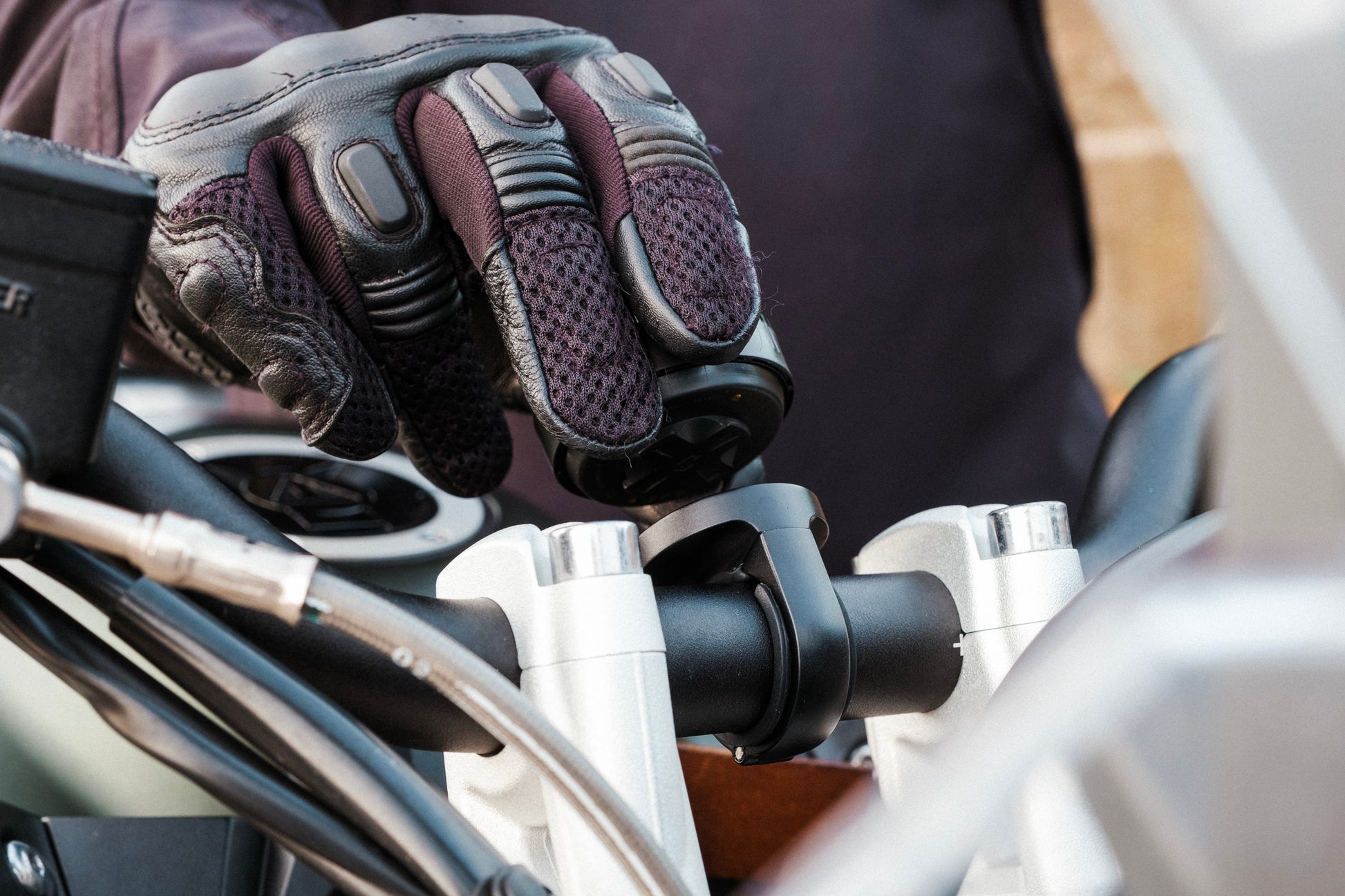 Beeline Moto 2 navigatiesysteem gemonteerd bediening met handschoen op stuur
