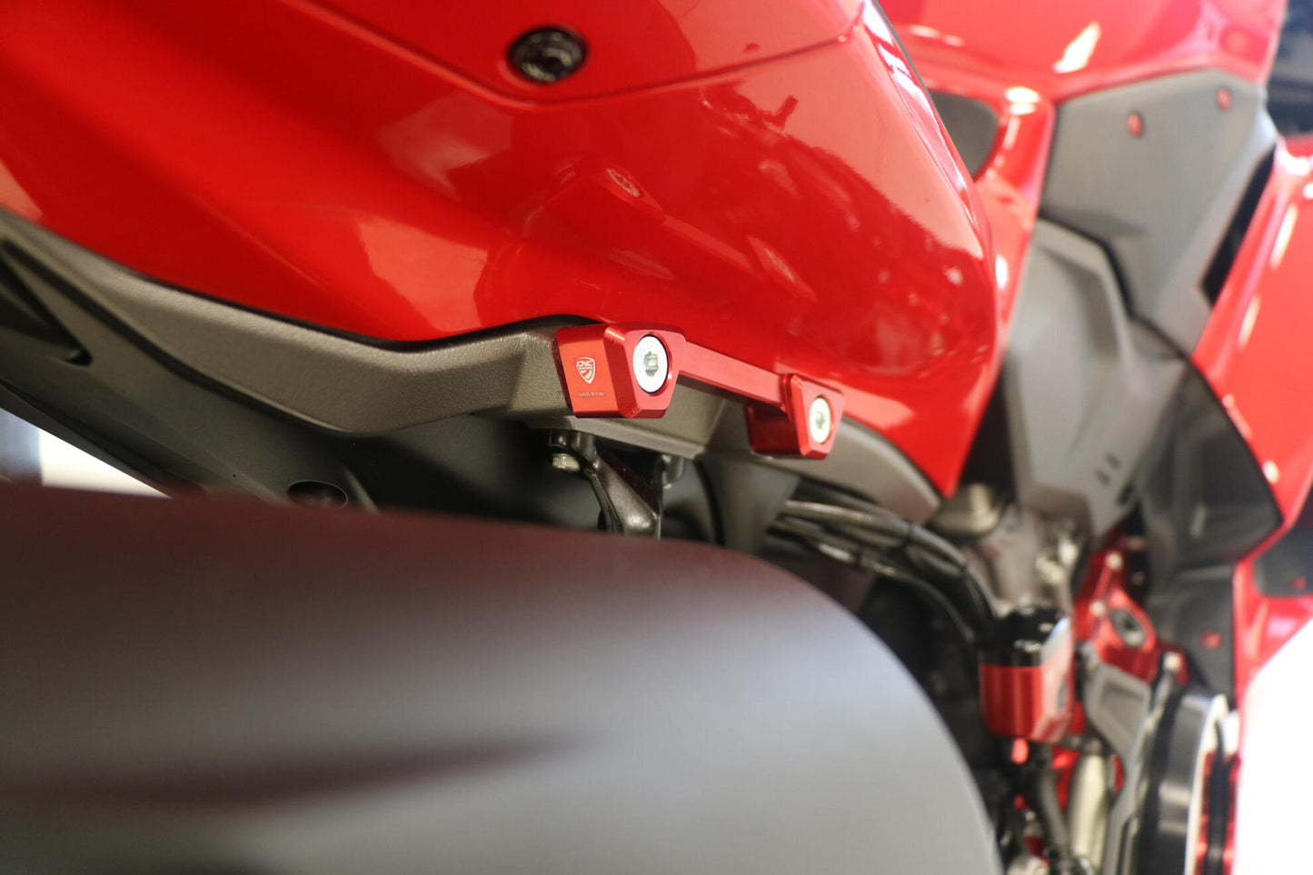 CNC Racing rode duosteun vervangers gemonteerd op Ducati Panigale V2