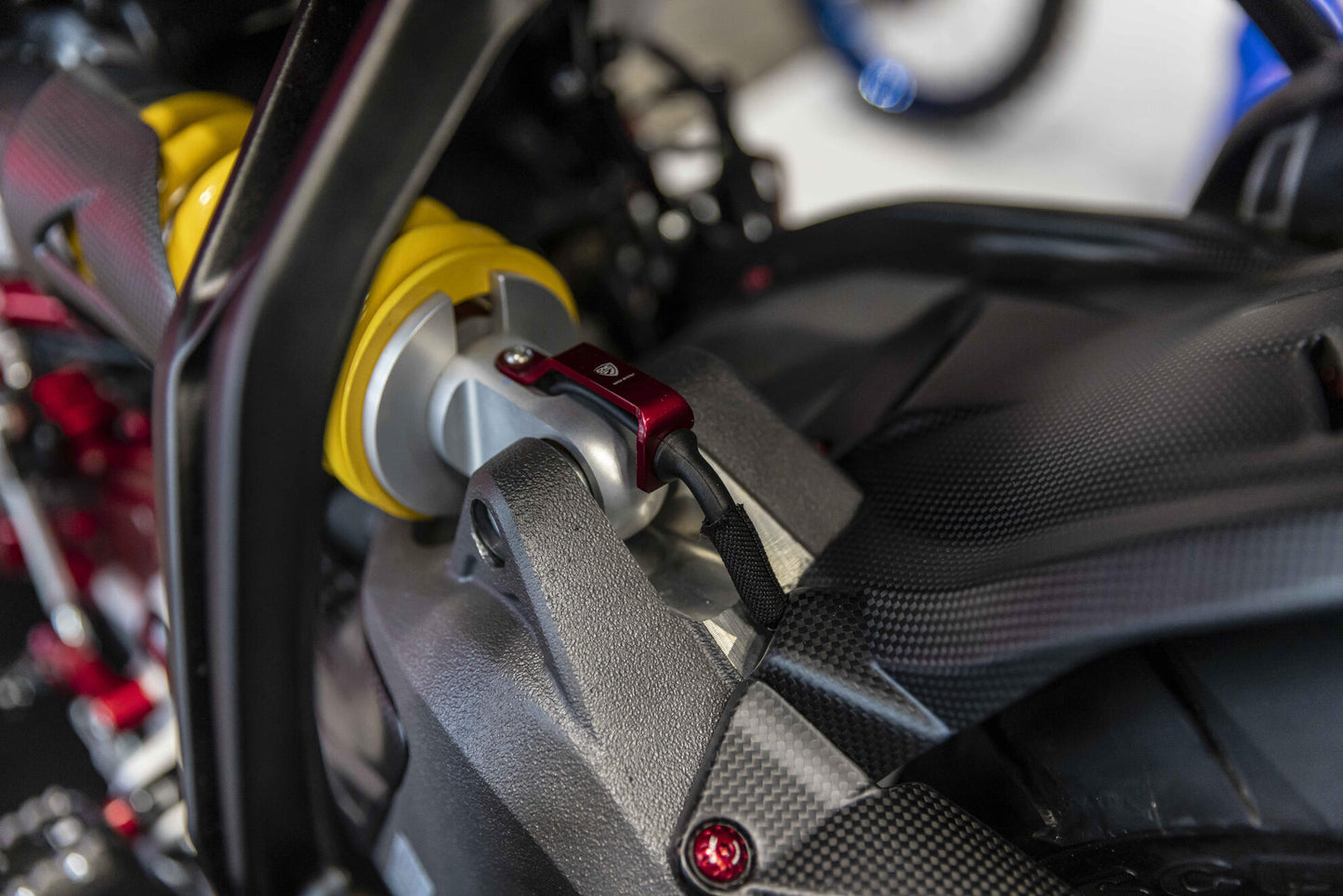 CNC Racing kabelgeleider gemonteerd bij achterdemper Ducati Multistrada V2S